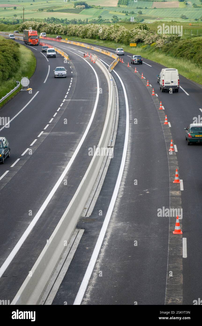 Autoroute A75. Restriction du trafic pour remplacer une réservation centrale par des barrières de sécurité par un séparateur en béton. Banque D'Images