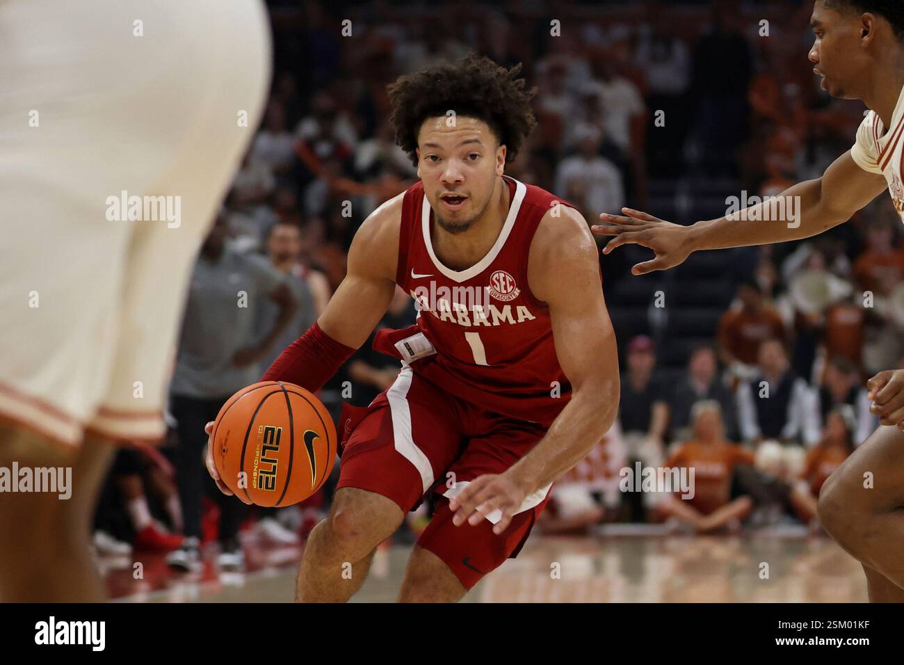AUSTIN, TX - FEBRUARY 11: Alabama Crimson Tide guard Mark Sears (1) drives with the ball during the SEC college basketball game between Texas Longhorns and Alabama Crimson Tide on February 11, 2025, at Moody Center in Austin, Texas. (Photo by David Buono/Icon Sportswire) (Icon Sportswire via AP Images) Banque D'Images