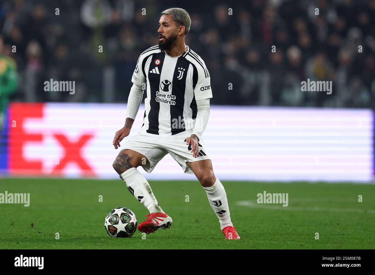 Turin, Italie. 11 février 2025. Douglas Luiz du Juventus FC en action lors du match de première manche à élimination directe de l'UEFA Champions League opposant la Juventus FC et le PSV Eindhoven au stade Allianz le 11 février 2025 à Turin, en Italie . Crédit : Marco Canoniero/Alamy Live News Banque D'Images