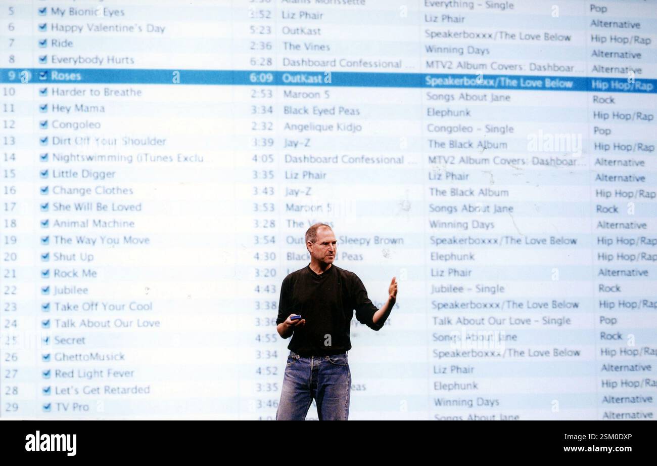 15 Giugno 2004 Londra Archivio Storico Olycom/Lapresse Steven Paul Jobs, Detto Steve (San Francisco, 24 febbraio 1955 - Palo Alto, 5 ottobre 2011), è stato un imprenditore e inventore statunitense. È stato il fondatore di Apple Inc. e ne è stato amministratore delegato fino al 24 agosto 2011, quando si è dimesso per motivi di salute (supendo la carica di presidente del consiglio di amministrazione). Ha fondato anche la società ordinateur suivant. Nella Foto : 24 Febbraio 2025 sono 70 anni dalla nascità di Steven Paul Jobs, Apple lancia il negozio di musica online iTunes, Steve Jobs CEO del Apple Banque D'Images