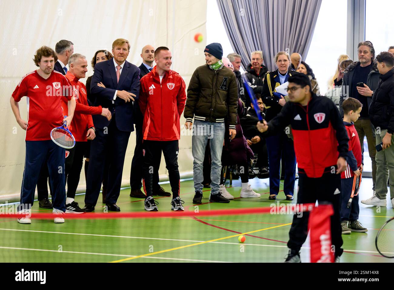 Amsterdam, pays-Bas, 2025-02-12 14:54:58 AMSTERDAM, 12-02-2024, Centre sportif de l'amitié le roi Willem Alexander visite le club sportif Only Friends au Centre sportif de l'amitié à Amsterdam. Only Friends célèbre son 25e anniversaire cette année. Le Centre sportif de l'amitié existe depuis 15 ans. PHOTO : NLBeeld/Patrick van EMST crédit : NL Beeld/Patrick van EMST Banque D'Images