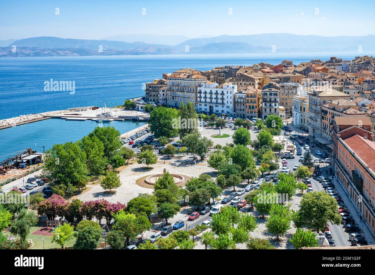 Vue aérienne du vieux port et de la place, ville de Corfou, Grèce. Banque D'Images