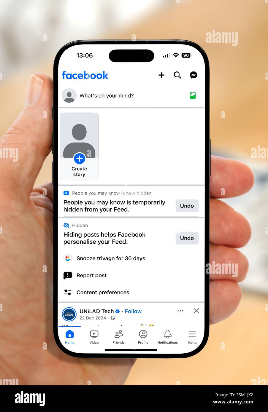 Facebook App sur un iPhone 16 plus Banque D'Images