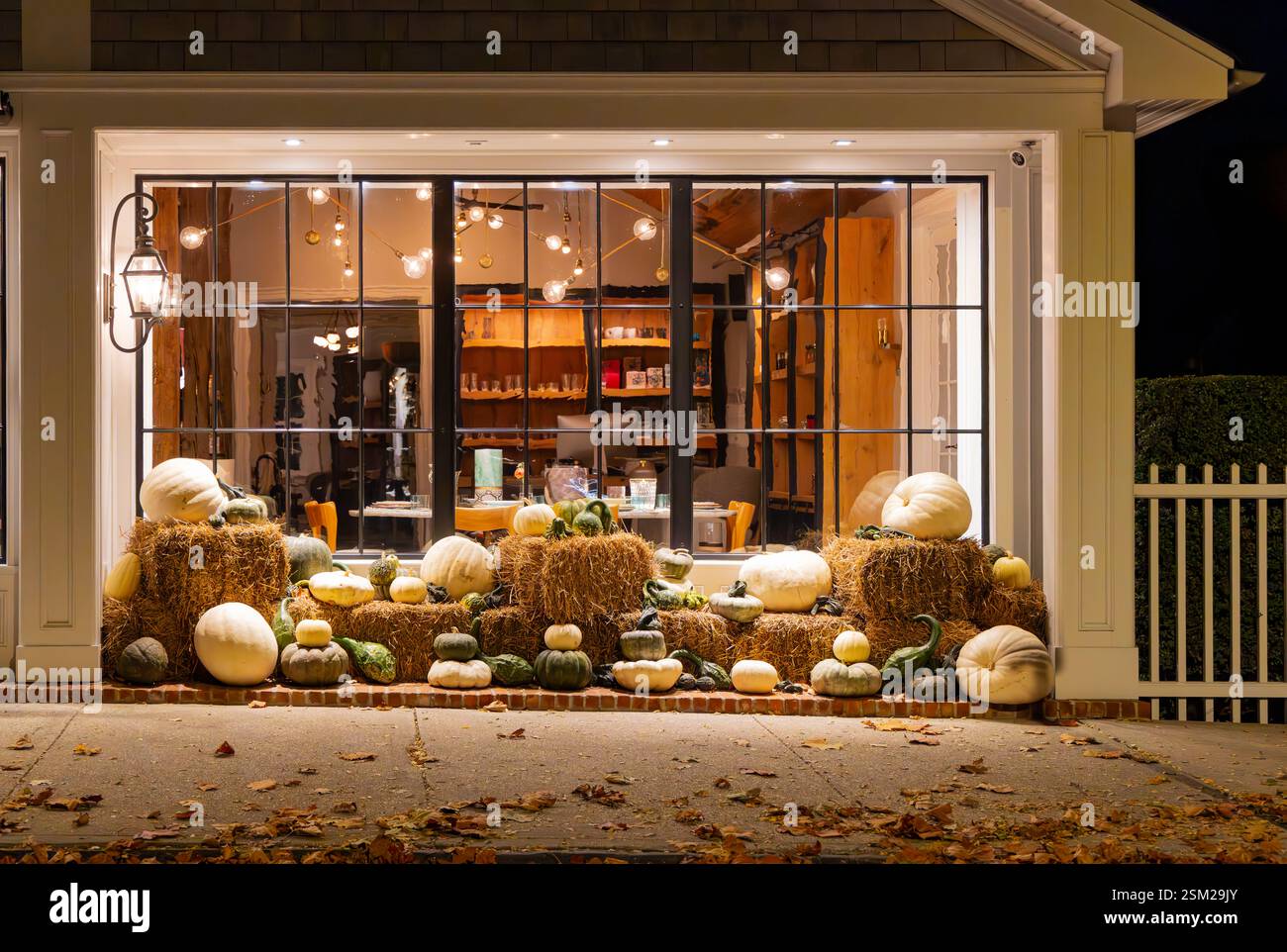 Image de détail de la maison de luxe bon magasin, Monc XIII sur une nuit d'automne dans le port de SAG Banque D'Images