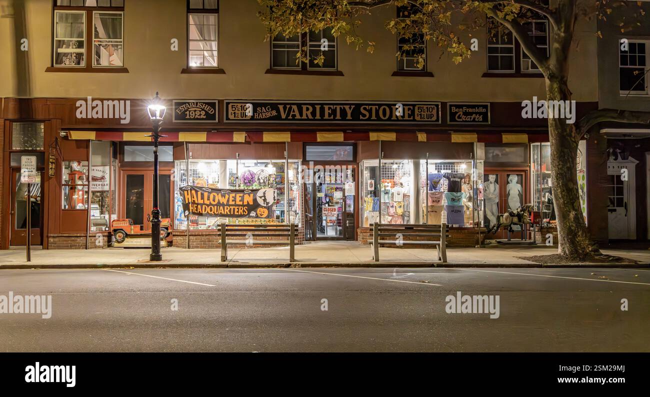 prise de vue nocturne du magasin de variétés sag harbor 5-10 Banque D'Images