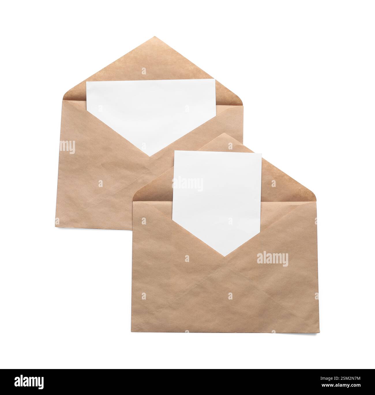 Enveloppes isolées avec des cartes sur blanc, vue de dessus. Maquette pour le design Banque D'Images