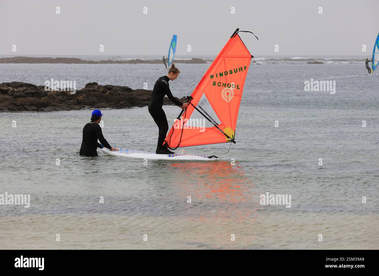École de planche à voile dans les lagunes abritées, El Cotillo, Oliva, Fuerteventura, îles Canaries, Espagne. Banque D'Images