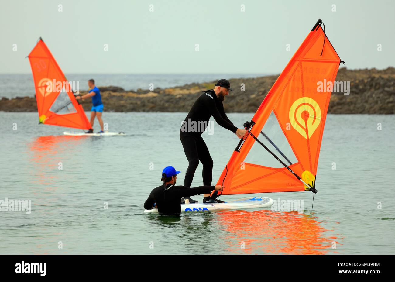 École de planche à voile dans les lagunes abritées, El Cotillo, Oliva, Fuerteventura, îles Canaries, Espagne. Banque D'Images