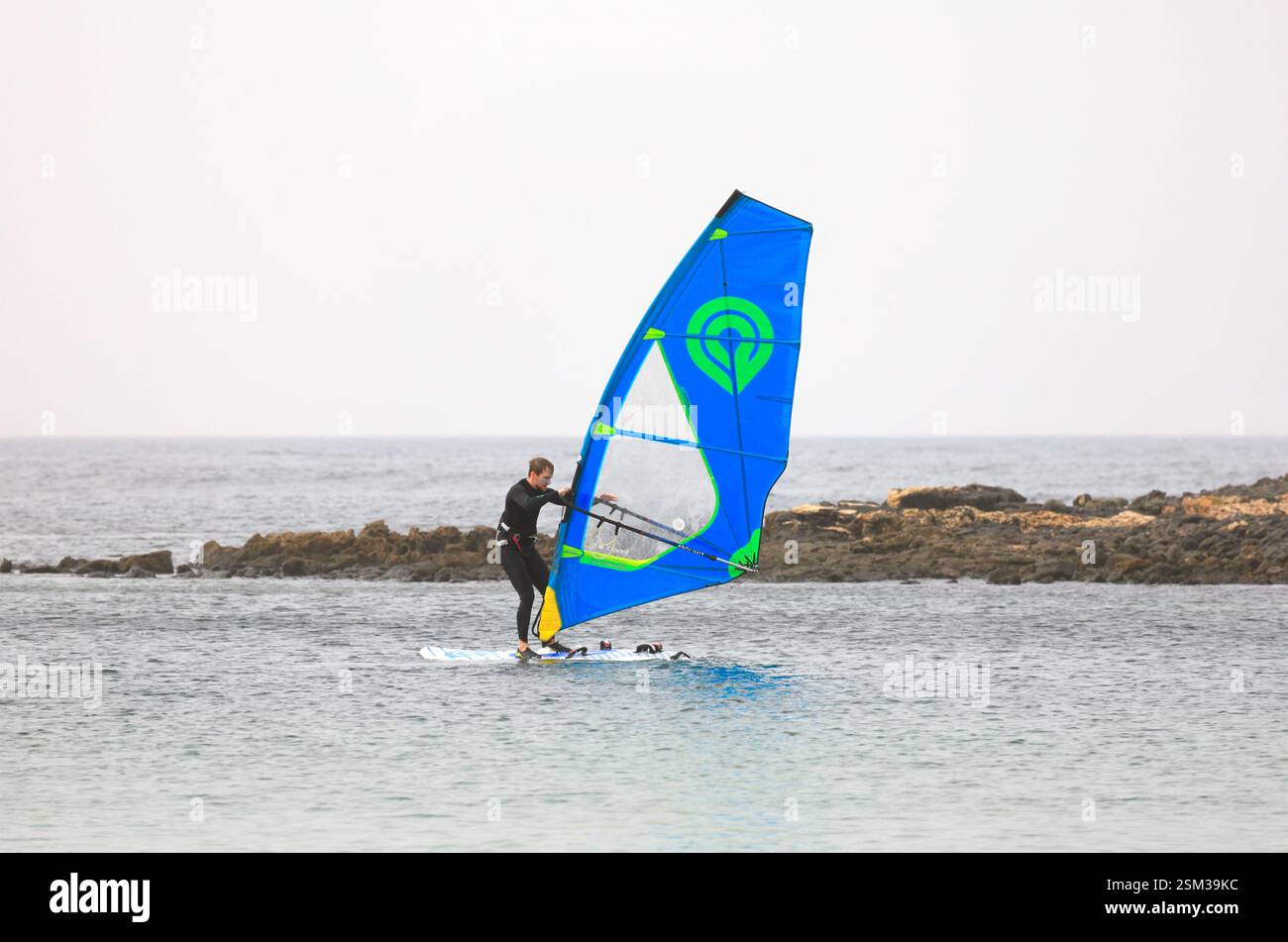 Homme à l'école de planche à voile dans les lagunes abritées, El Cotillo, Oliva, Fuerteventura, îles Canaries, Espagne. Banque D'Images