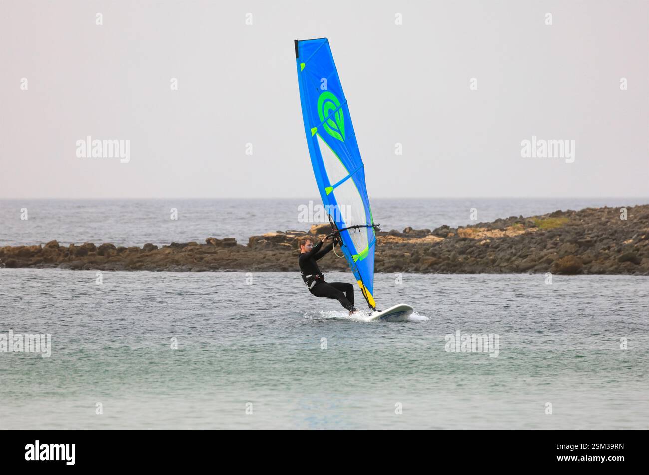Homme à l'école de planche à voile dans les lagunes abritées, El Cotillo, Oliva, Fuerteventura, îles Canaries, Espagne. Banque D'Images