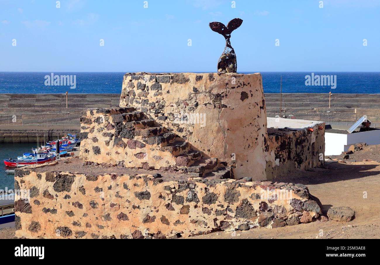 Sculpture four à chaux et queue de poisson, dans le vieux port, El Cotillo, Oliva, Fuerteventura, îles Canaries, Espagne. Banque D'Images