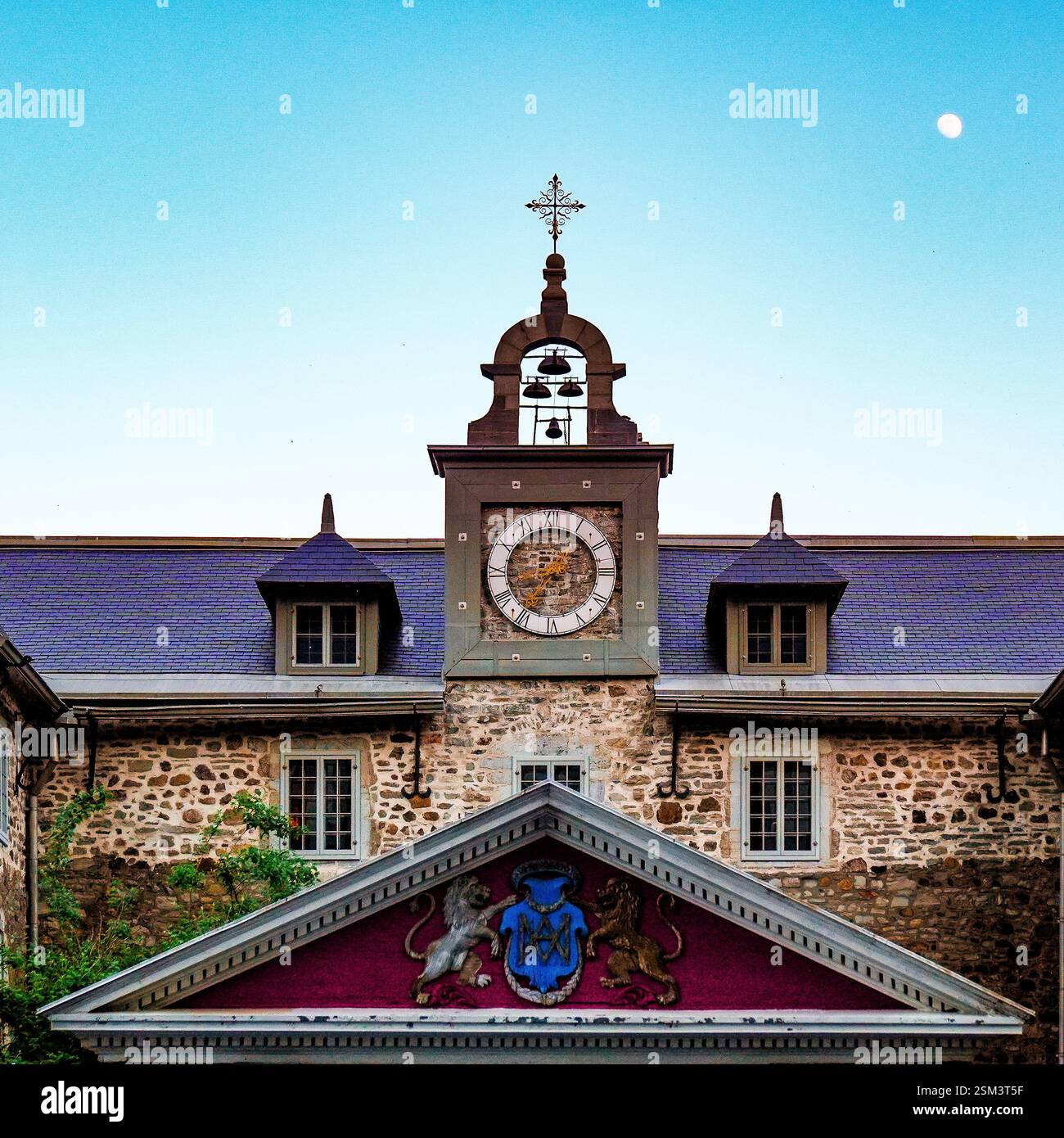 L'historique Vieux Séminaire Saint-Sulpice à Montréal, Québec, présente une architecture classique en pierre, une tour de l'horloge et des détails complexes sous le ciel Banque D'Images