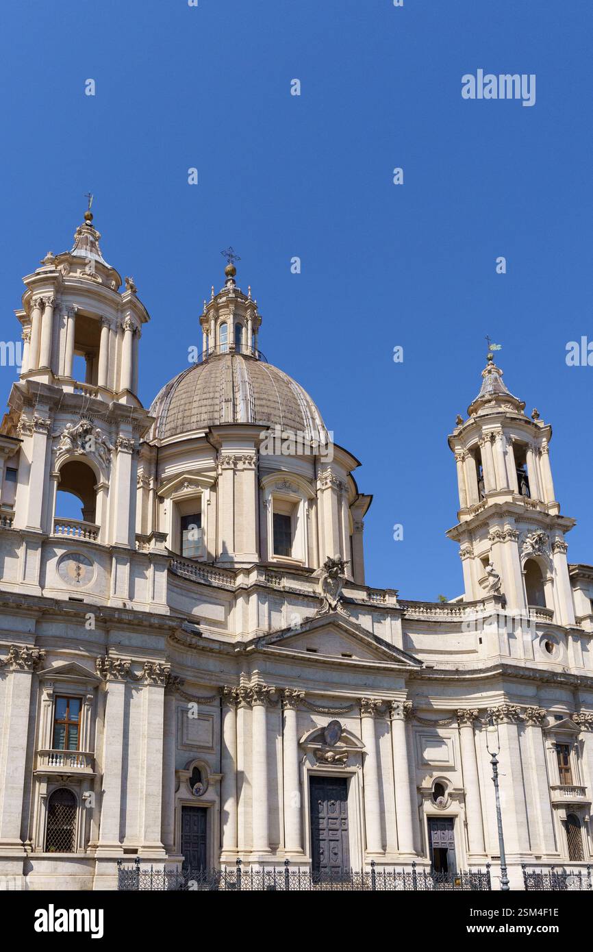 L'église baroque du 17ème siècle de Sant Agnese in Agone sur la Piazza Navona contre un ciel bleu profond à Rome, Italie Banque D'Images