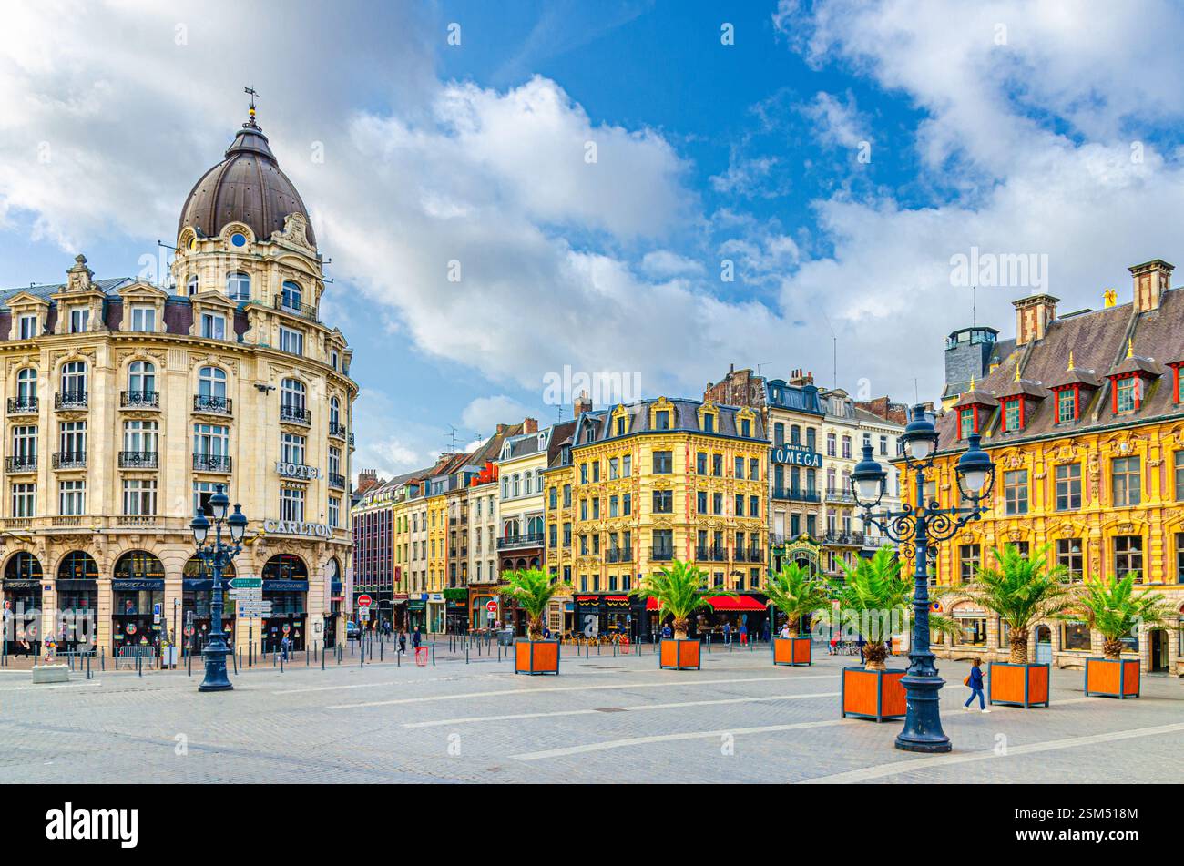 Lille, France, 4 juillet 2023 : place du Théâtre dans le centre historique de Lille avec Hôtel Carlton, bâtiments de la vieille Bourse, lampadaire et PA Banque D'Images