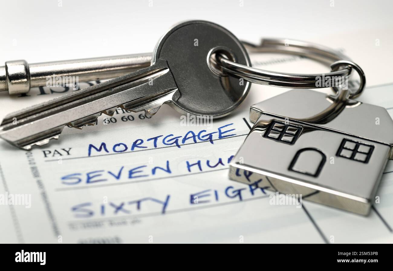 PORTE-CLÉS MAISON ET CLÉS AVEC CHÉQUIER RE HYPOTHÈQUES MAISON ACHETER TAUX D'INTÉRÊT ETC UK Banque D'Images