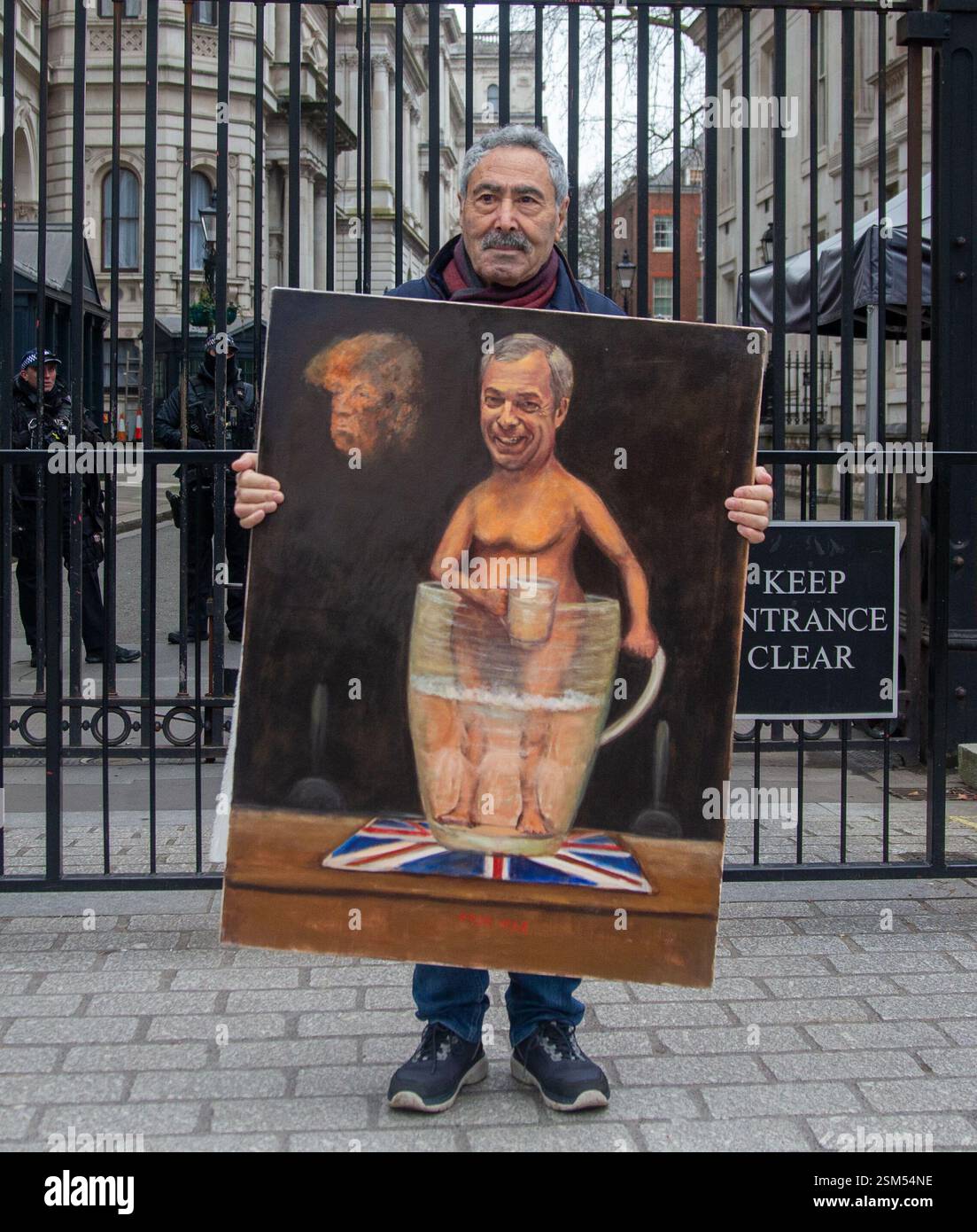 Londres, Angleterre, Royaume-Uni. 12 février 2025. L'artiste britannique KAYA Mar tient sa peinture du leader britannique de la réforme Nigel Farage devant Downing Street. (Crédit image : © Tayfun Salci/ZUMA Press Wire) USAGE ÉDITORIAL SEULEMENT! Non destiné à UN USAGE commercial ! Banque D'Images
