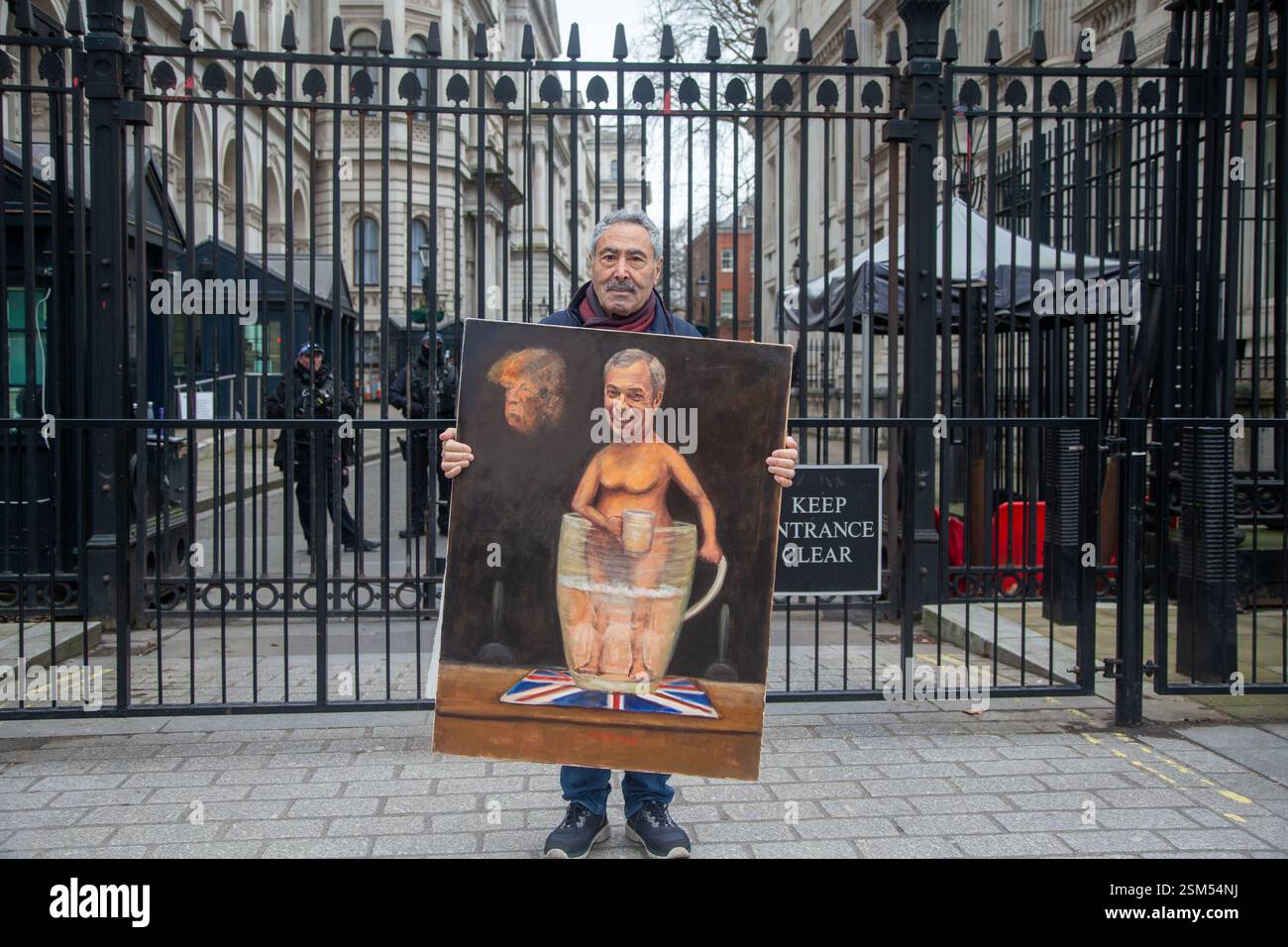 Londres, Angleterre, Royaume-Uni. 12 février 2025. L'artiste britannique KAYA Mar tient sa peinture du leader britannique de la réforme Nigel Farage devant Downing Street. (Crédit image : © Tayfun Salci/ZUMA Press Wire) USAGE ÉDITORIAL SEULEMENT! Non destiné à UN USAGE commercial ! Banque D'Images