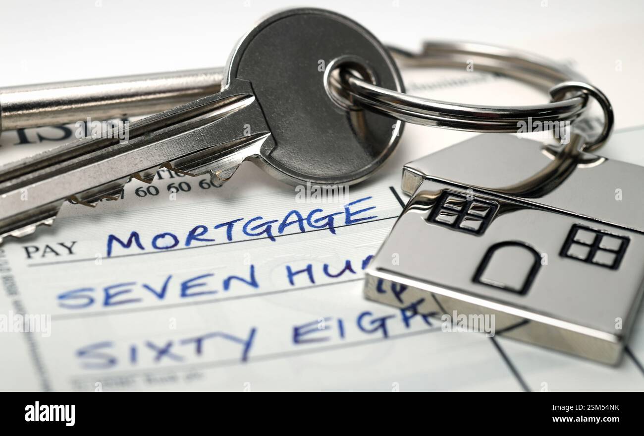 PORTE-CLÉS MAISON ET CLÉS AVEC CHÉQUIER RE HYPOTHÈQUES MAISON ACHETER TAUX D'INTÉRÊT ETC UK Banque D'Images
