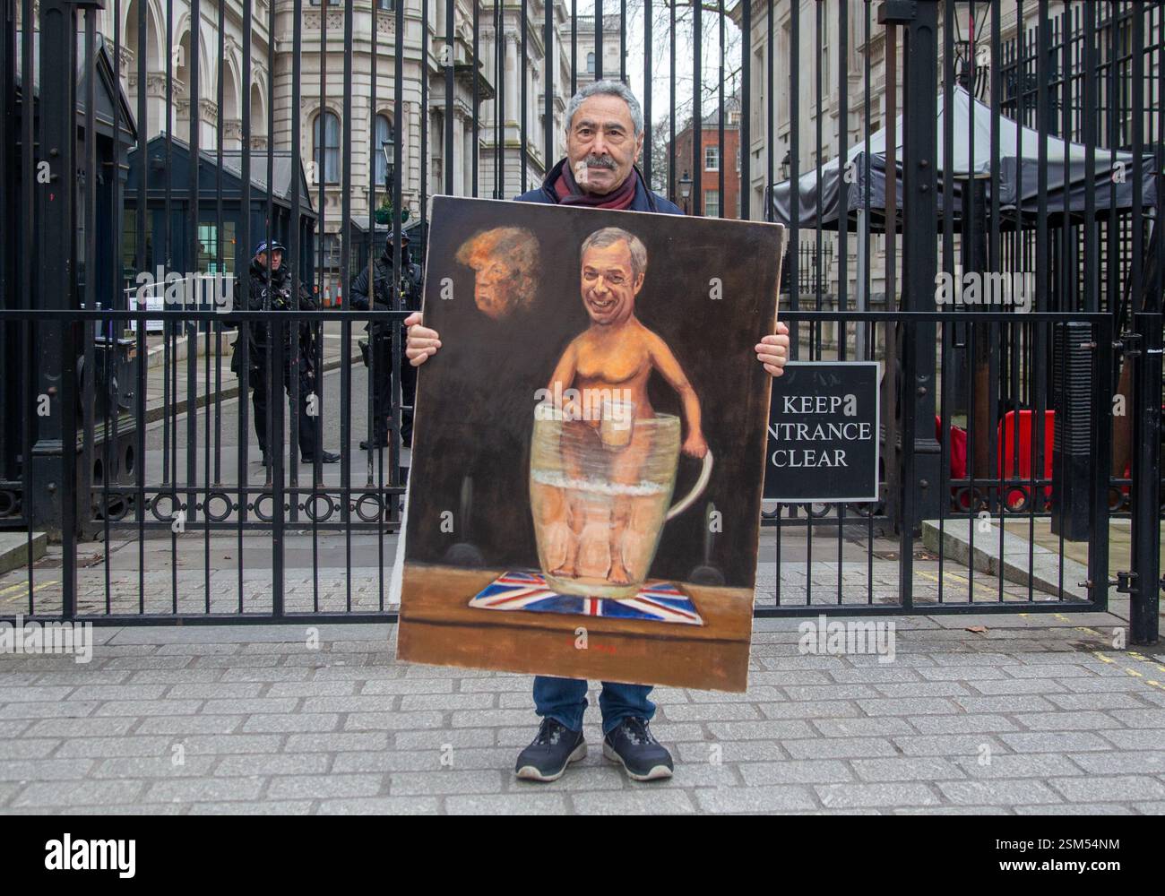 Londres, Angleterre, Royaume-Uni. 12 février 2025. L'artiste britannique KAYA Mar tient sa peinture du leader britannique de la réforme Nigel Farage devant Downing Street. (Crédit image : © Tayfun Salci/ZUMA Press Wire) USAGE ÉDITORIAL SEULEMENT! Non destiné à UN USAGE commercial ! Banque D'Images