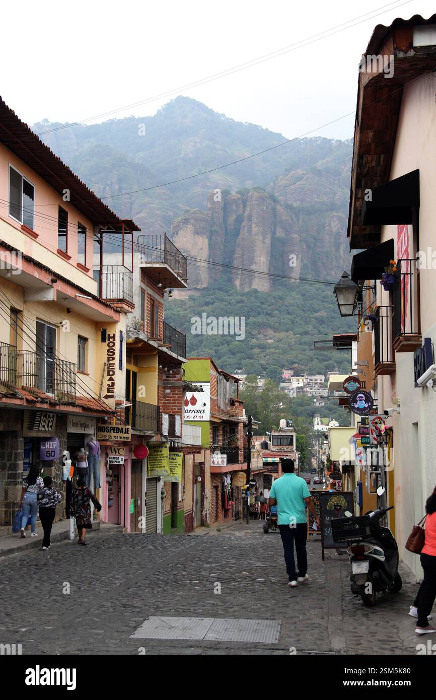 Tepoztlan, Morelos, Mexique - 7 novembre 2024 : rues pavées de la ville magique Tepoztlan à Morelos, Mexique, un lieu de repos, un climat mystique et chaud Banque D'Images