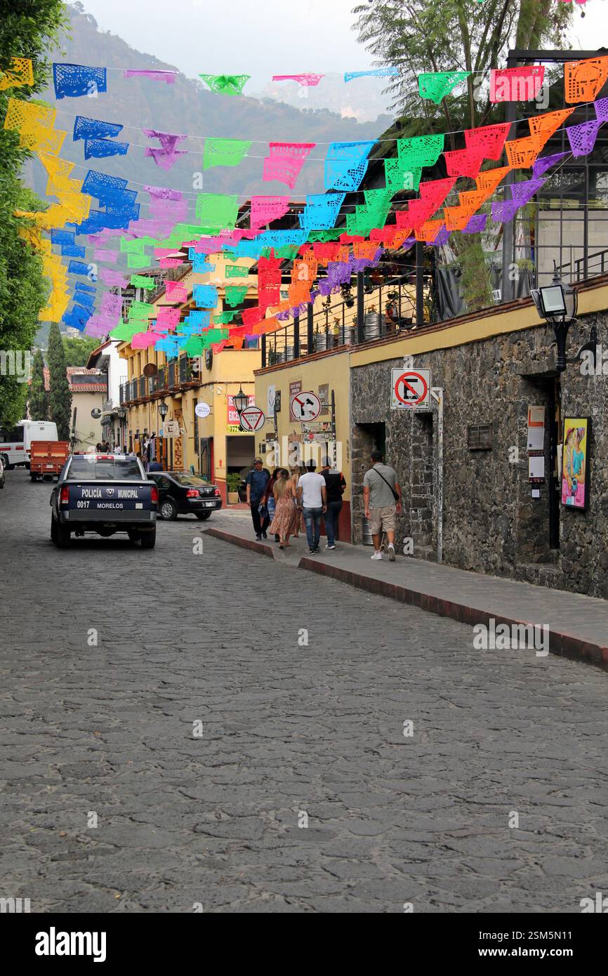 Tepoztlan, Morelos, Mexique - 7 novembre 2024 : rues pavées de la ville magique Tepoztlan à Morelos, Mexique, un lieu de repos, un climat mystique et chaud Banque D'Images