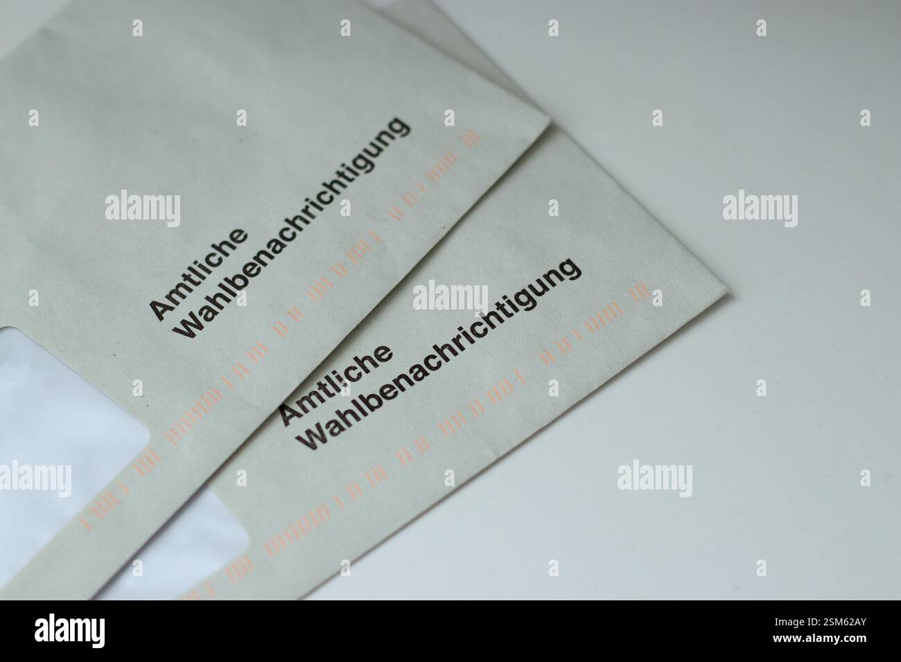 12. Février 2025 − Hambourg (Allemagne). Gros plan de deux lettres d'avis de vote pour le jour de l'élection Banque D'Images