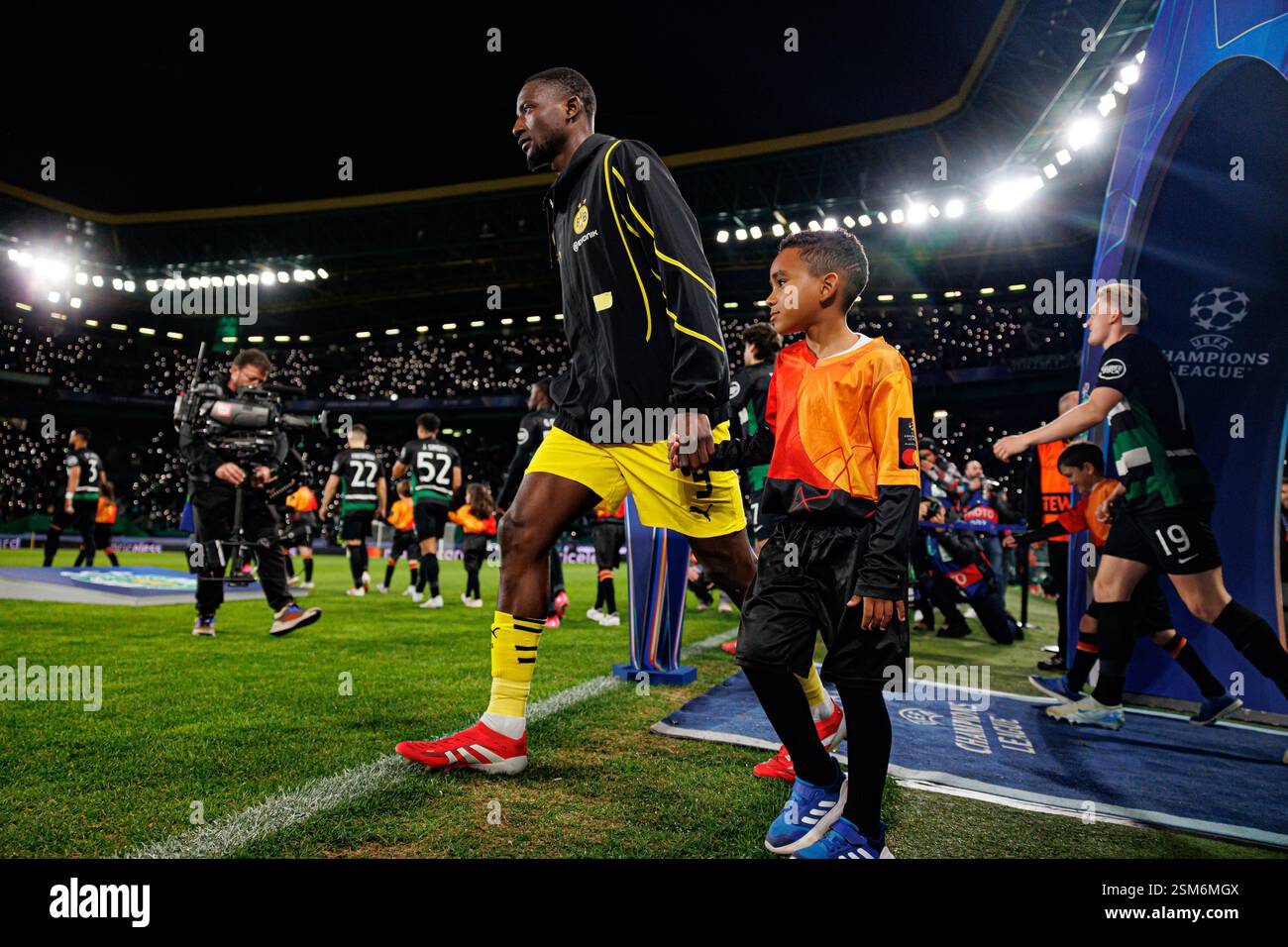Serhou Guirassy vu lors d'un match de Ligue des champions de l'UEFA entre les équipes du Sporting CP et du Borussia Dortmund (Maciej Rogowski) Banque D'Images