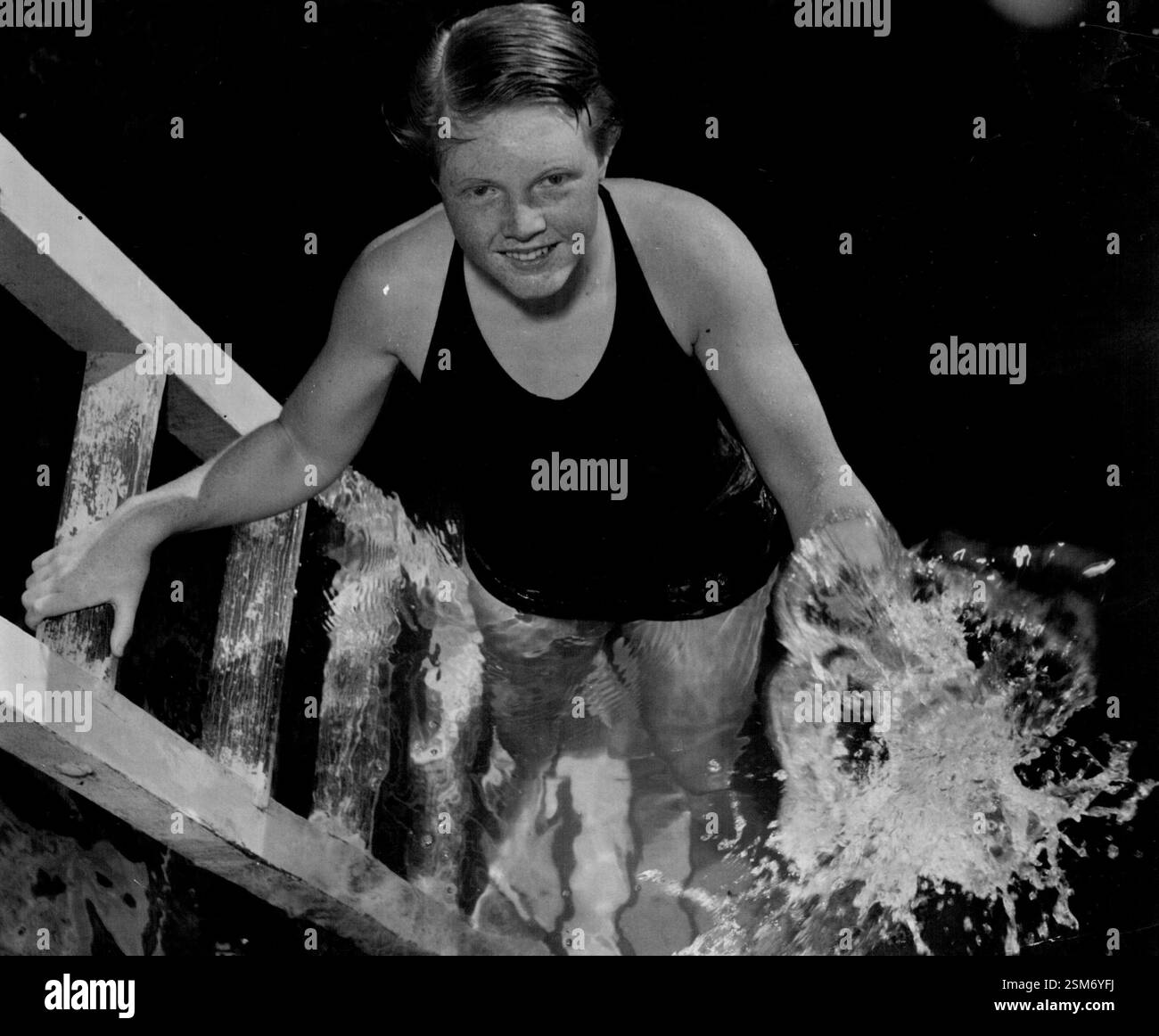 Une nageuse qui a fait sa première apparition publique lors d'un grand carnaval à l'âge de trois ans, a maintenant «grandi» et a les yeux sur le titre olympique dos de l'année prochaine. Elle est la tête rouge de 14 ans Redlands écolière Gergaynia Beckett (photo) 'Jeggs', à ses amis. Feu Harry Hay l'a découverte à l'âge de trois ans, et l'a entraînée avec un titre olympique en vue, jusqu'à sa mort il y a trois ans. Banque D'Images