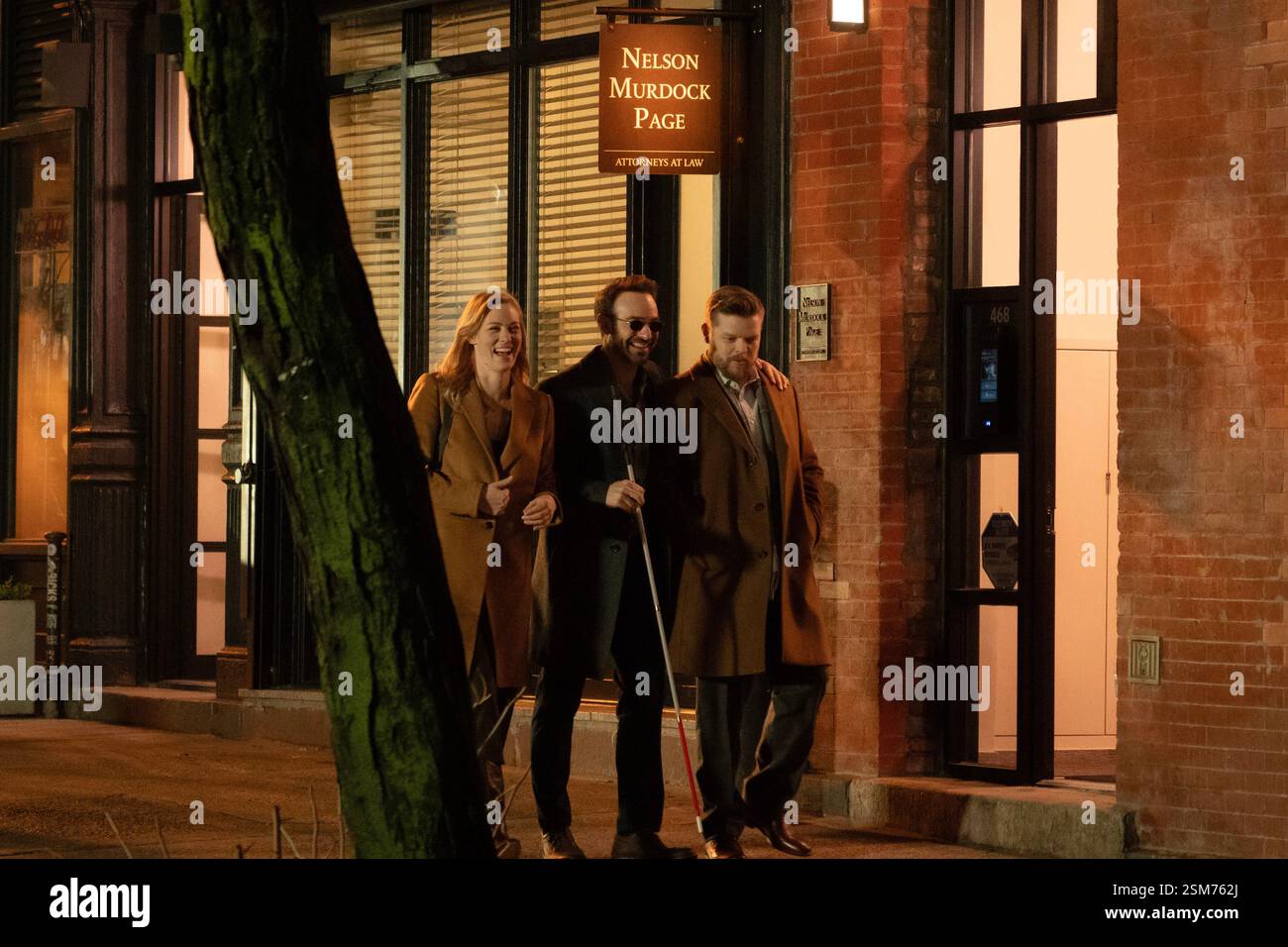 Daredevil : Born Again (2025-) Karen page (Deborah Ann Woll) Daredevil/Matt Murdock (Charlie Cox) Foggy Nelson (Elden Henson) *Filmstill - Editoria Banque D'Images