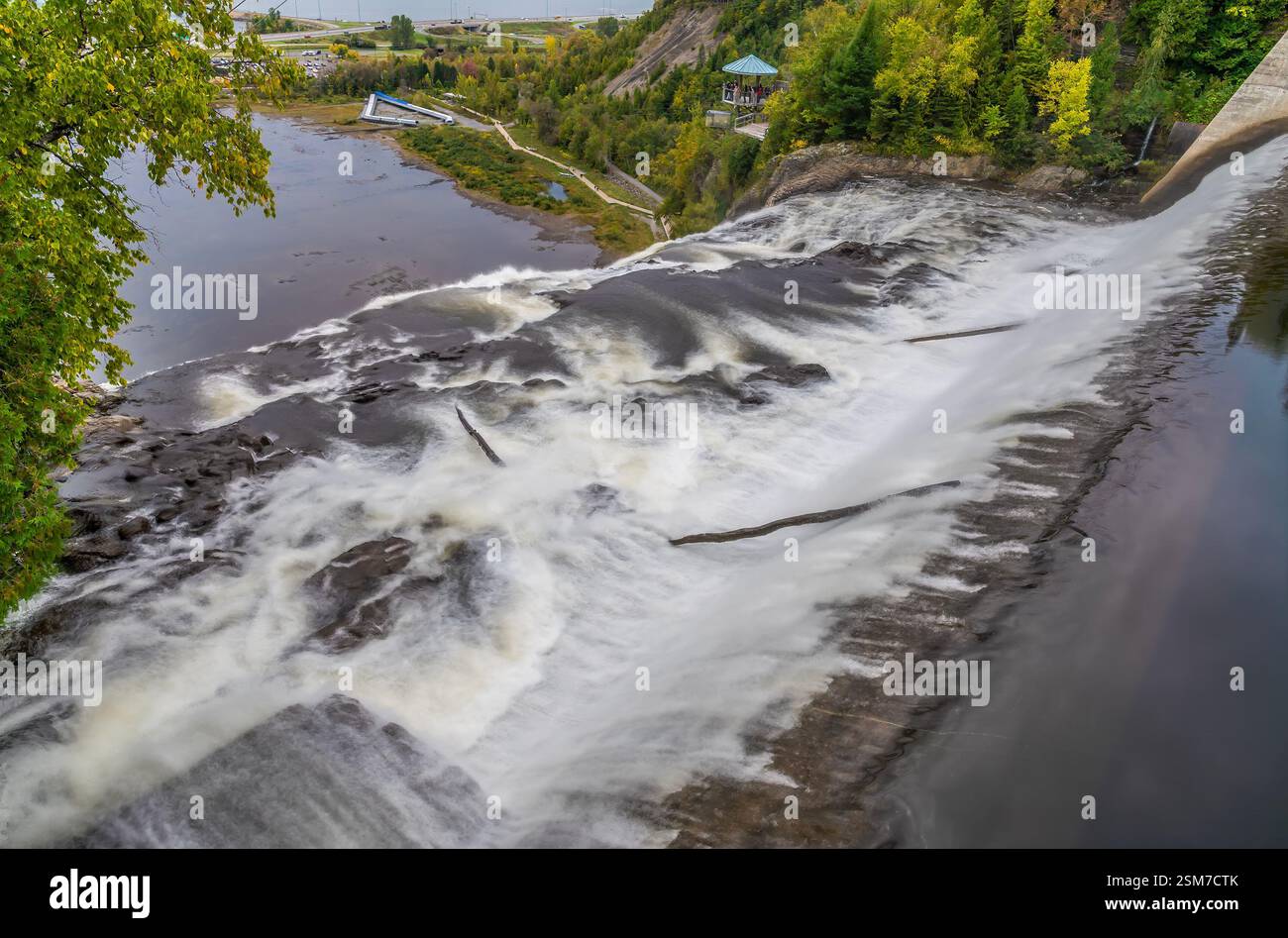 Une vue sur les chutes Montmorency près de Québec, Canada à l'automne Banque D'Images
