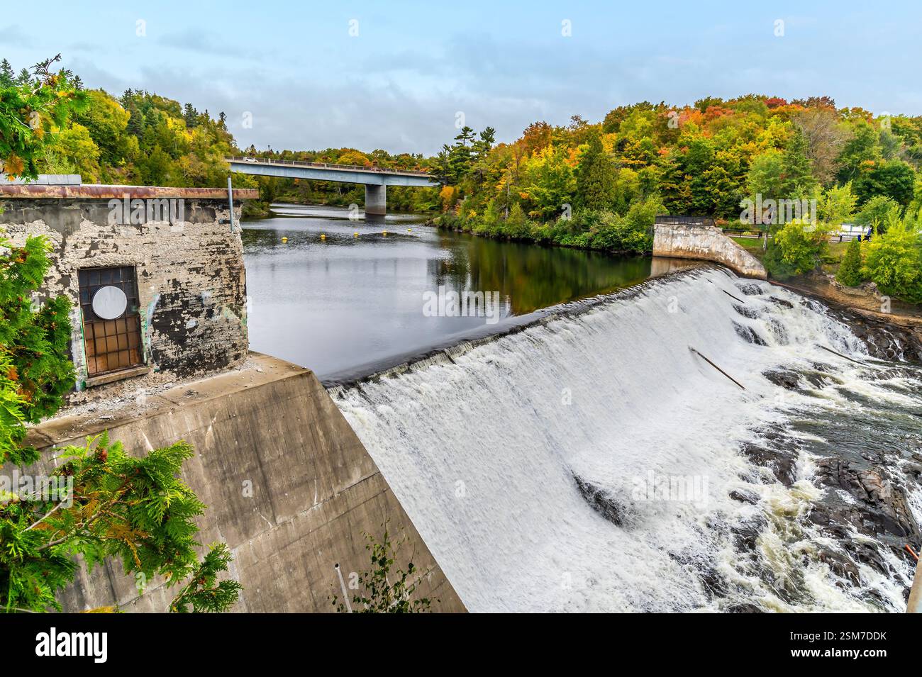 Une vue le long du sommet des chutes Montmorency près de Québec, Canada à l'automne Banque D'Images