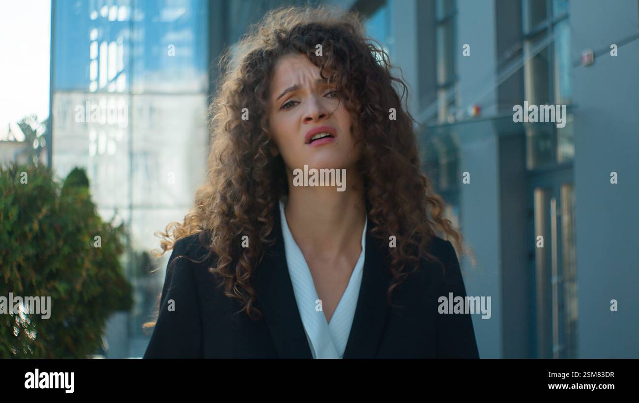 En colère fou mécontent femme caucasienne agacée fille femme d'affaires se sentent colère rage irritation expression négative regardant le conflit de caméra Banque D'Images