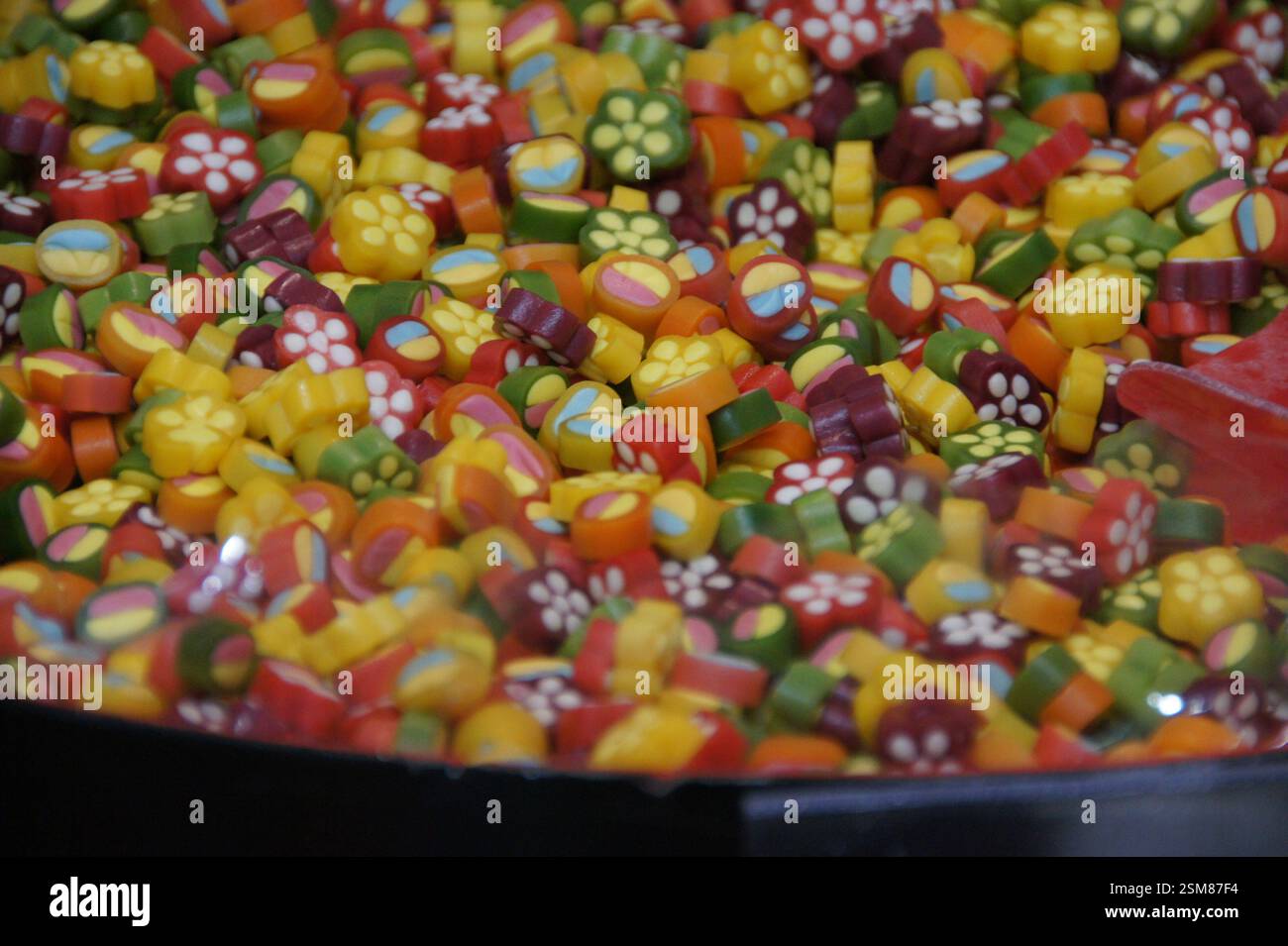 Bonbons. Formes colorées et variées. Sucré et sucré. Un symbole de joie et d'indulgence de l'enfance. Une représentation de la diversité et de l'abondance. Rép. Tchèque Banque D'Images