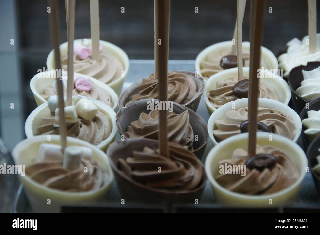 Tasses de chocolat, crème fouettée, guimauves, sauce au chocolat. Douce indulgence. République tchèque. Une exposition de desserts divers et décadents. Républicain tchèque Banque D'Images