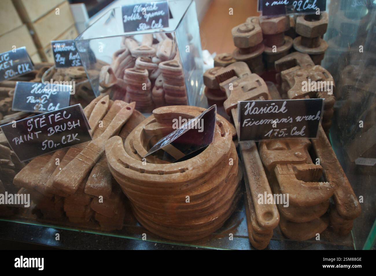 Sculptures en chocolat d'outils et de quincaillerie en République tchèque. Vitrine remplie de répliques en chocolat de clés, marteaux et autres outils Banque D'Images