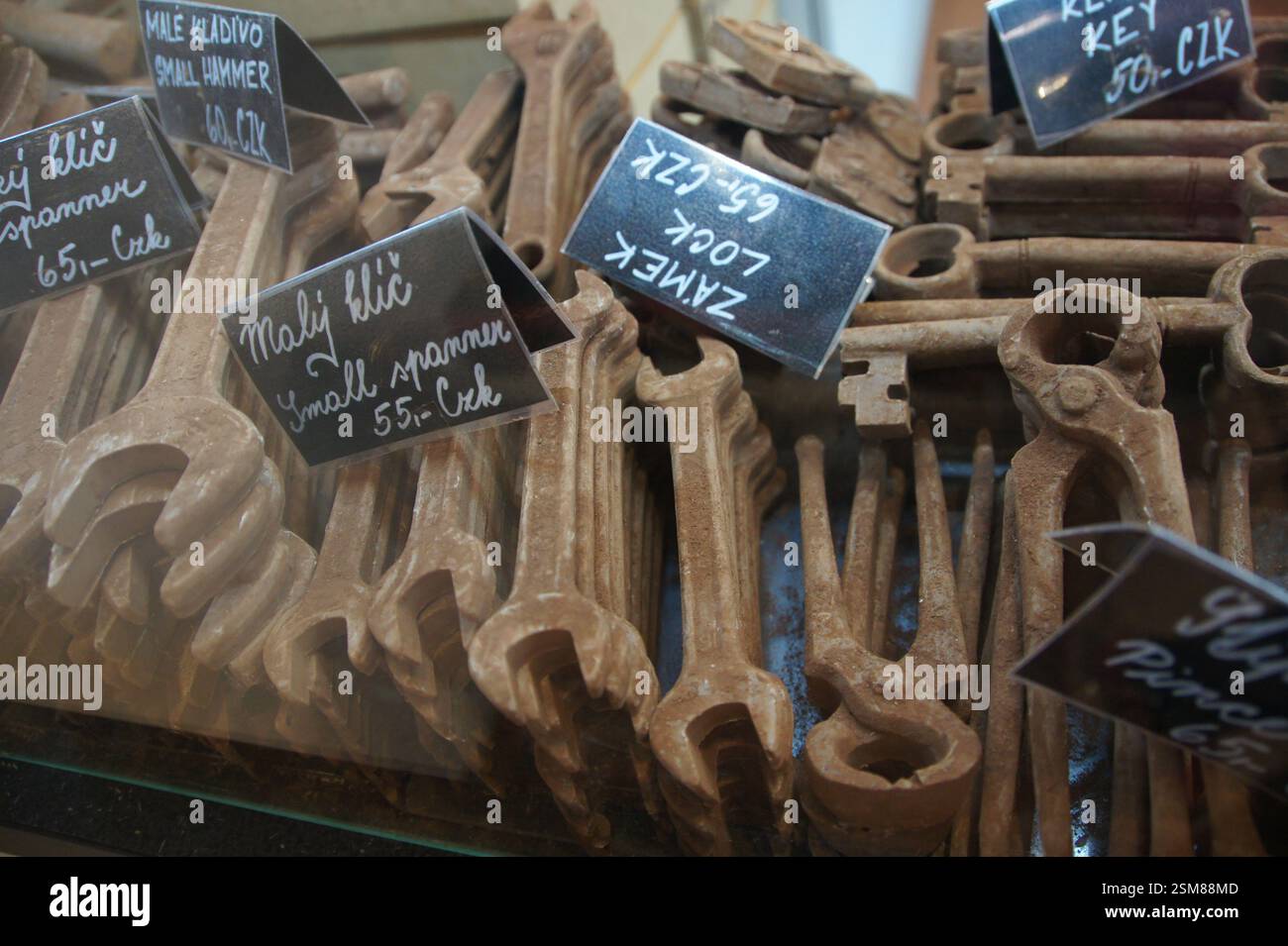 République tchèque : une vitrine présentant un délicieux assortiment d'outils et de quincaillerie en chocolat. Répliques artisanales de clés, marteaux et clés Banque D'Images