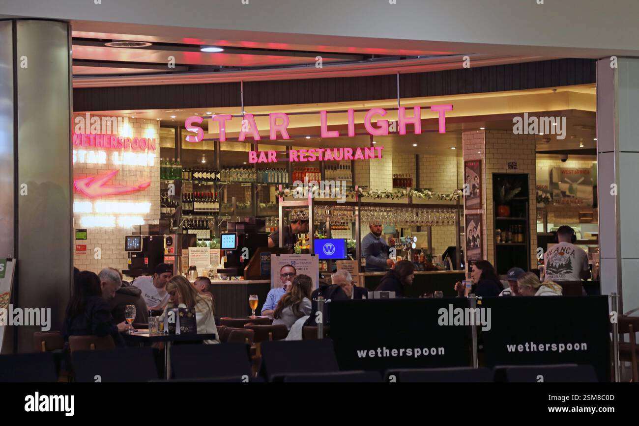 Star Light Bar Wetherspoon au terminal 4 de l'aéroport de Heathrow Londres Angleterre Banque D'Images