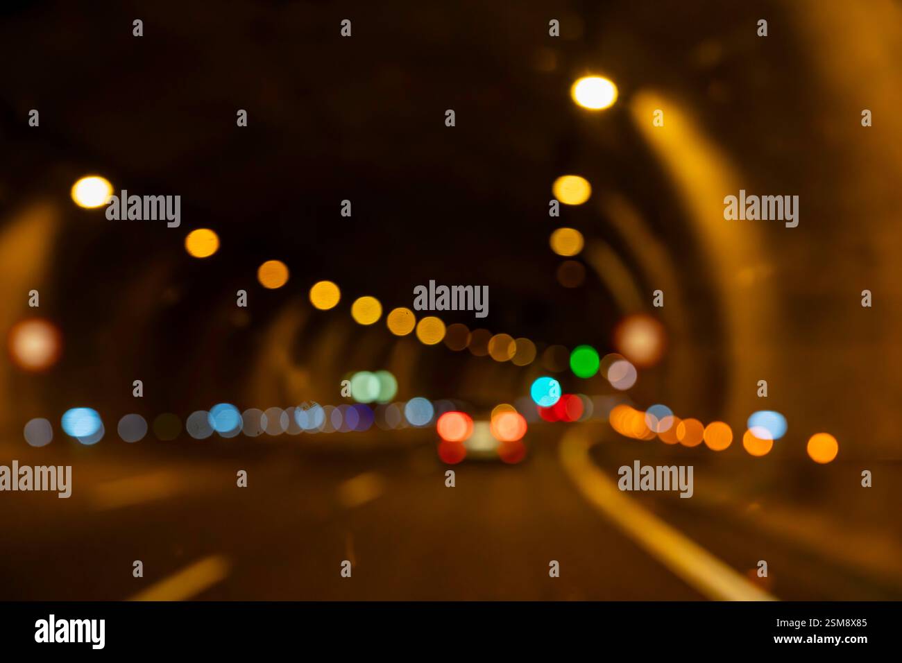 Lumières floues dans un tunnel la nuit : mouvement abstrait et photographie Bokeh Banque D'Images