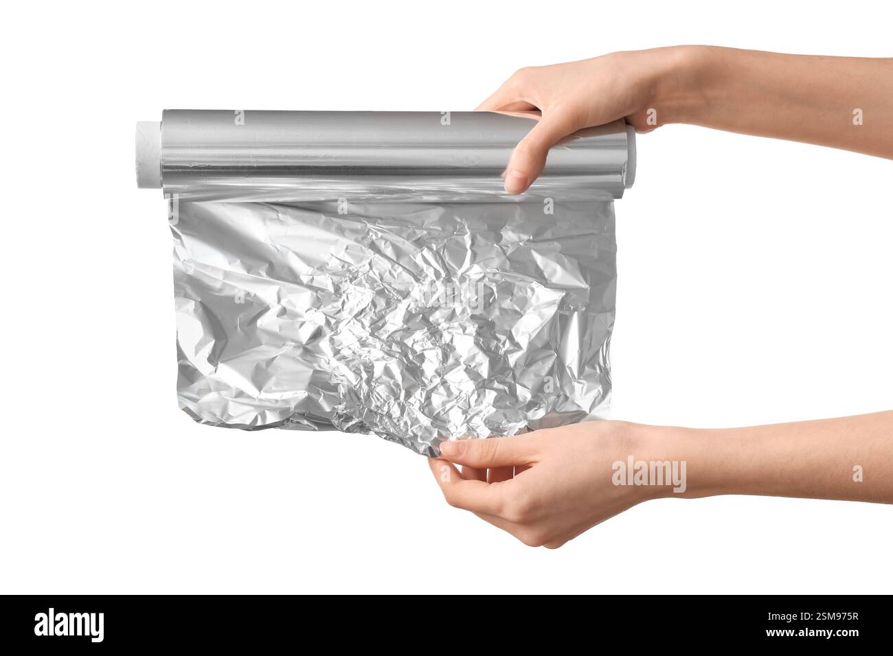 Mains féminines avec rouleau de feuille d'aluminium sur fond blanc Banque D'Images