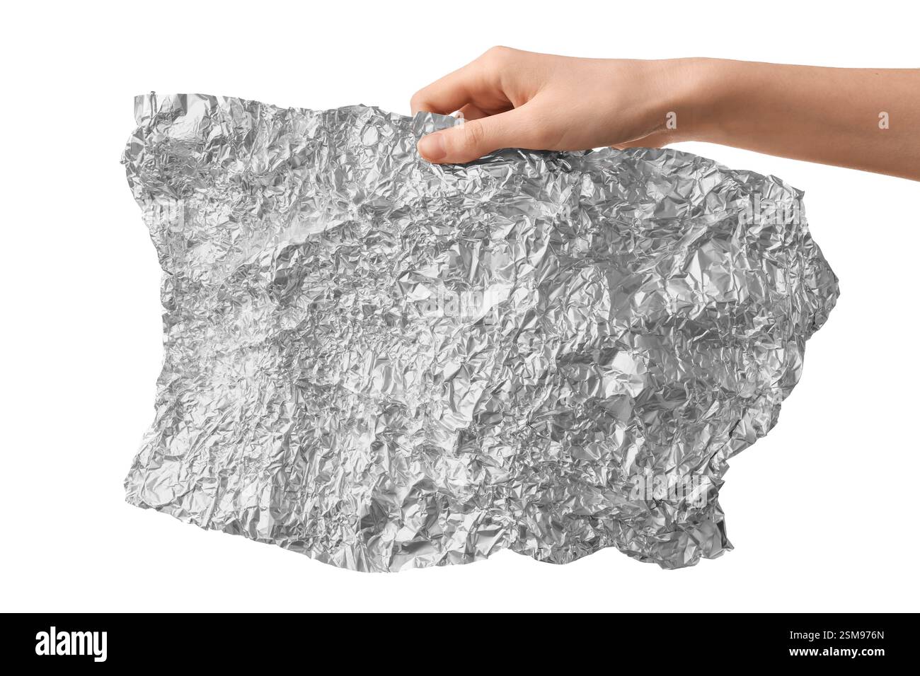 Mains féminines avec feuille froissée de feuille d'aluminium sur fond blanc Banque D'Images