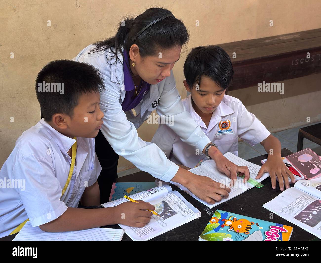 Enfants immigrés birmans au Centre Andaman pour l'éducation des migrants - Kuraburi, Thaïlande Banque D'Images