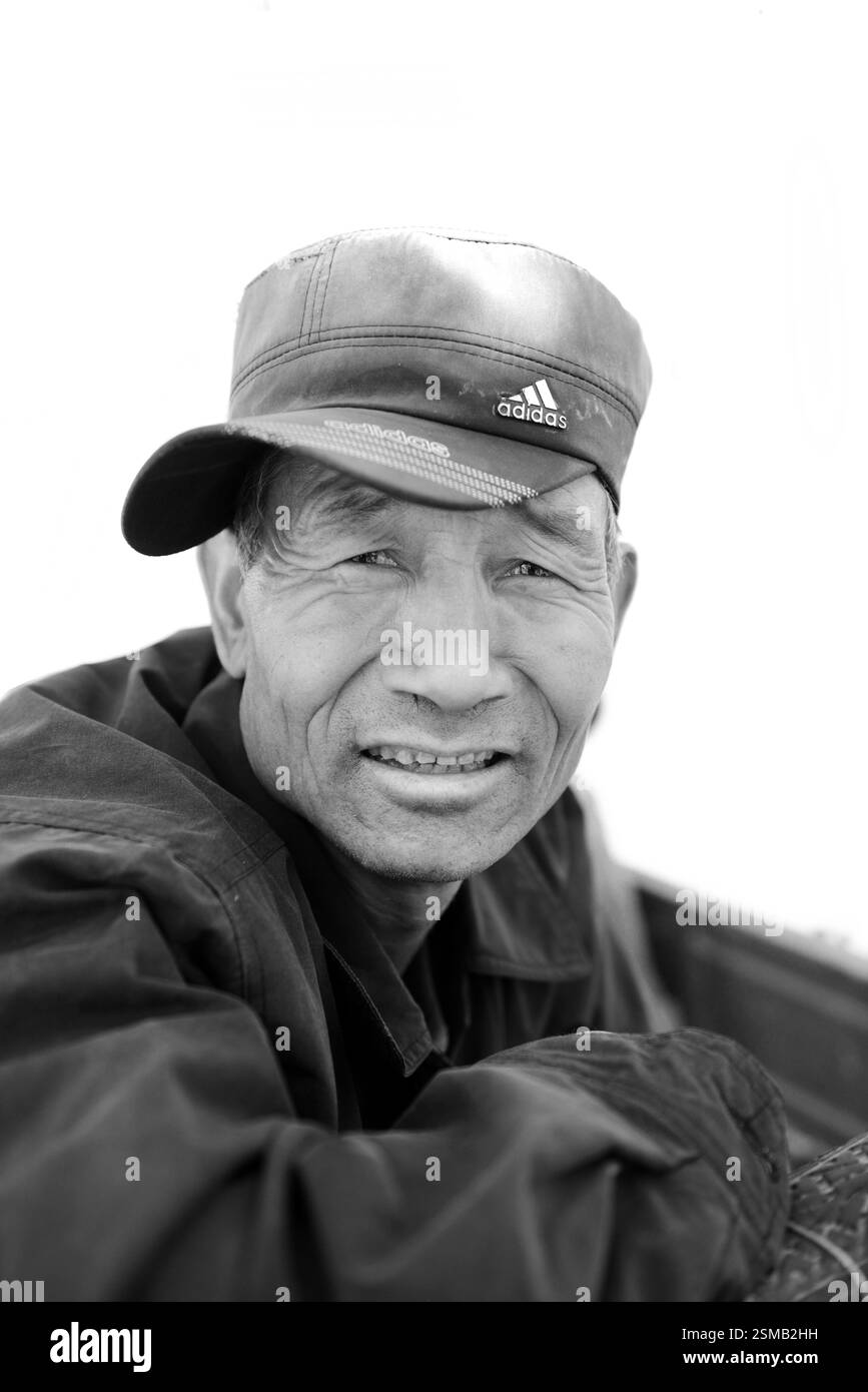 Portrait d'un Chinois portant une casquette Adidas. Photo prise à Zhangye, province du Gansu, Chine. Banque D'Images
