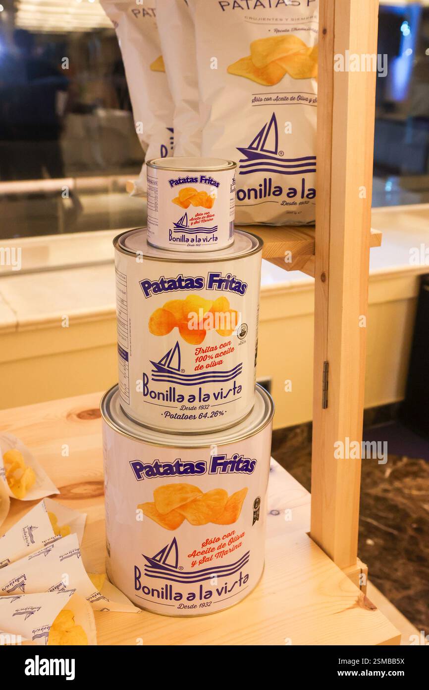 Une exposition de boîtes de chips Bonilla a la Vista empilées, présentant l'emballage emblématique de la marque. Les canettes sont élégamment disposées sur une surface en bois Banque D'Images