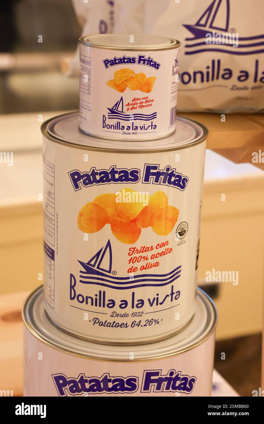 Une exposition de boîtes de chips Bonilla a la Vista empilées, présentant l'emballage emblématique de la marque. Les canettes sont élégamment disposées sur une surface en bois Banque D'Images