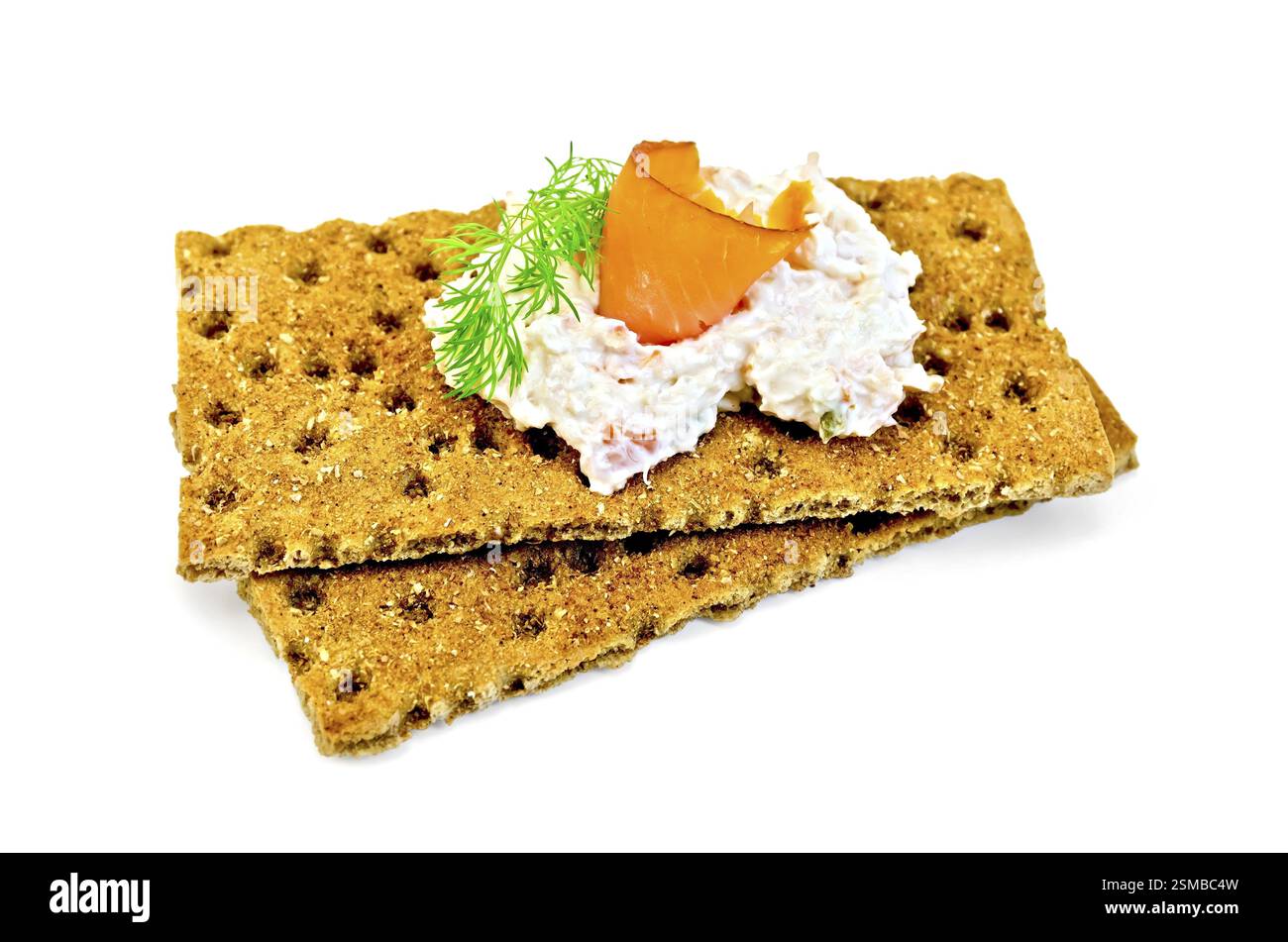 Deux biscottes de seigle avec de la mayonnaise et une tranche de saumon, l'aneth isolé sur fond blanc Banque D'Images