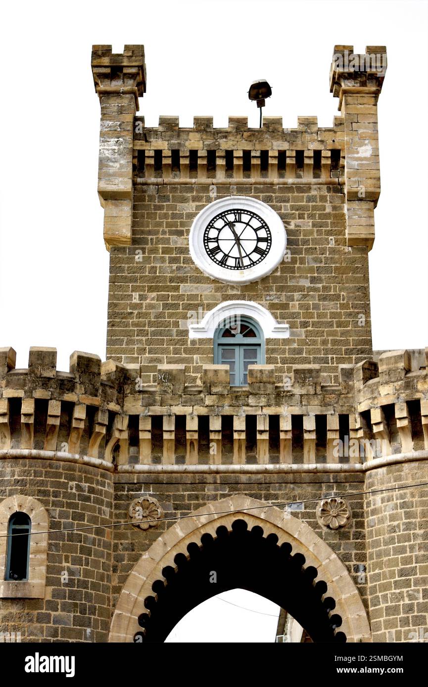 Tour de l'horloge à la porte Bedi naka en pierre noire structurée, Rajkot, Saurashtra, Gujarat, Inde, Asie Banque D'Images