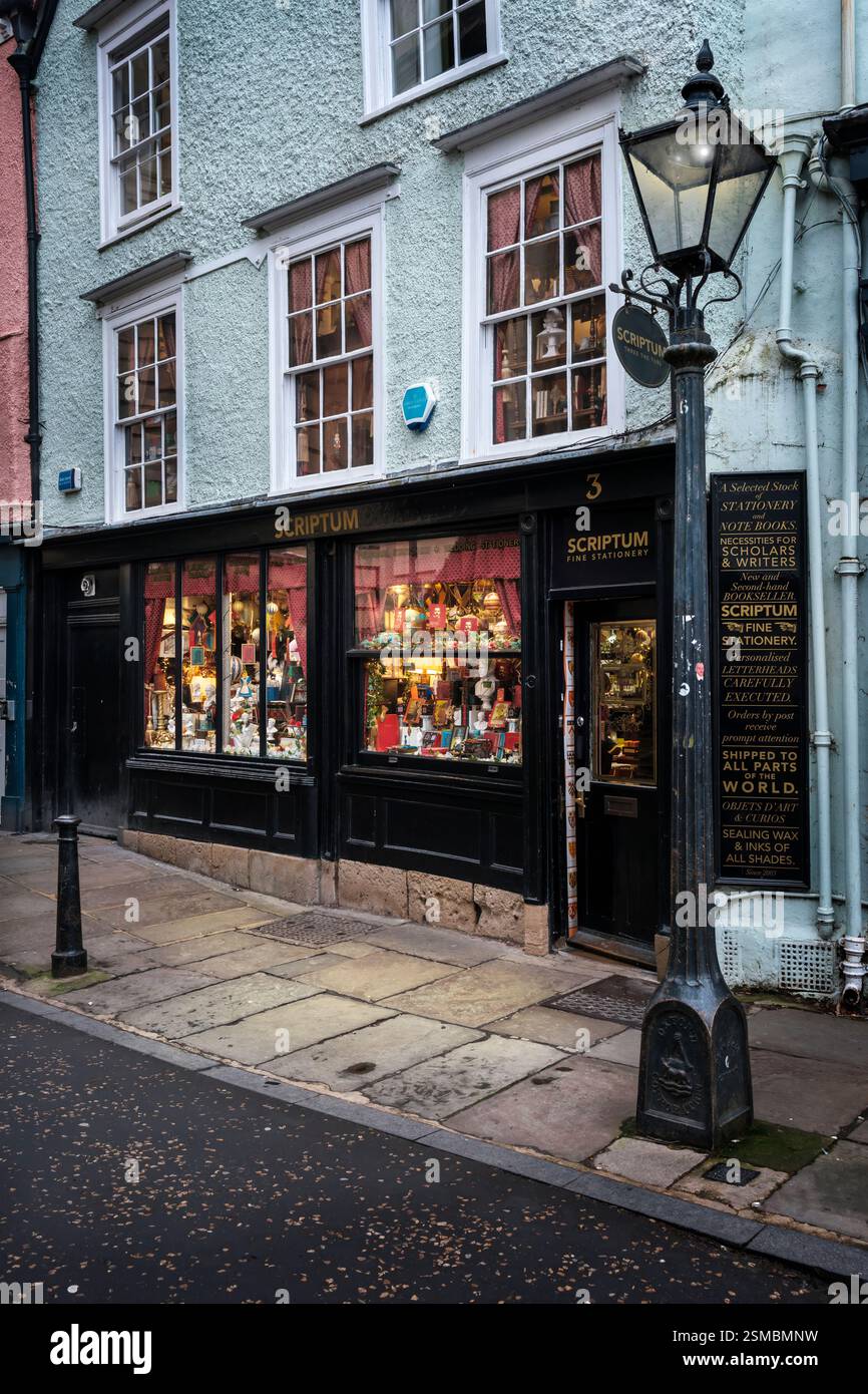 Oxford, Angleterre - Scriptum est une destination populaire pour la papeterie fine, stylos plume et cadeaux uniques situé sur Turl Street, Oxford. Banque D'Images