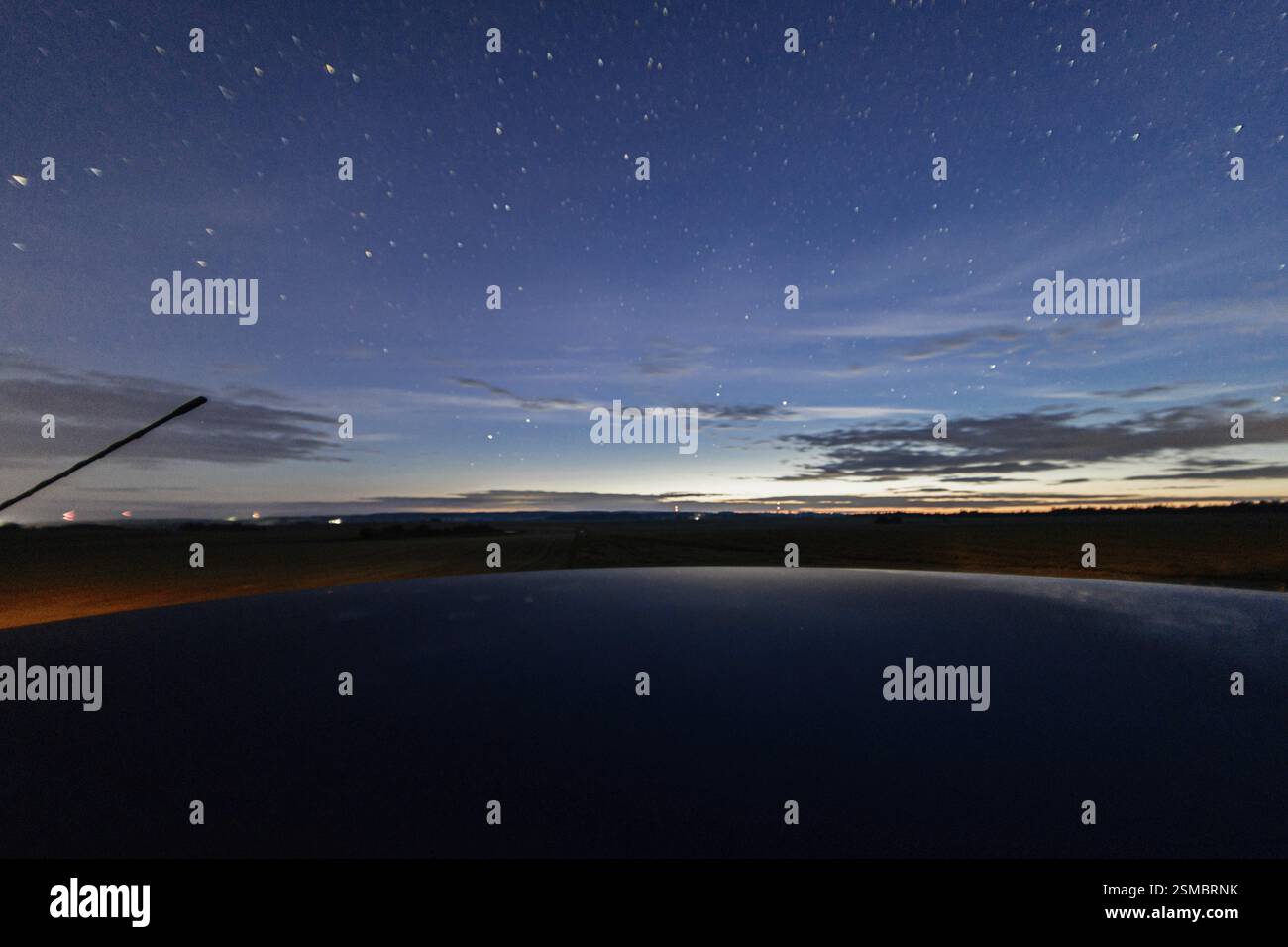 Une scène nocturne tranquille avec un ciel étoilé au-dessus d'un horizon plat au crépuscule Banque D'Images