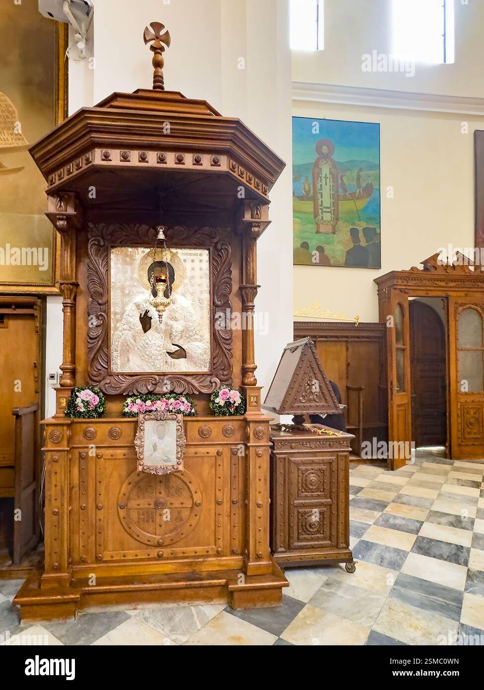 Kotor, Monténégro - 2 juillet 2024 : ancien centre historique. Église Saint-Nicolas Chaire en bois sculpté décoré de fleurs et image du saint Banque D'Images