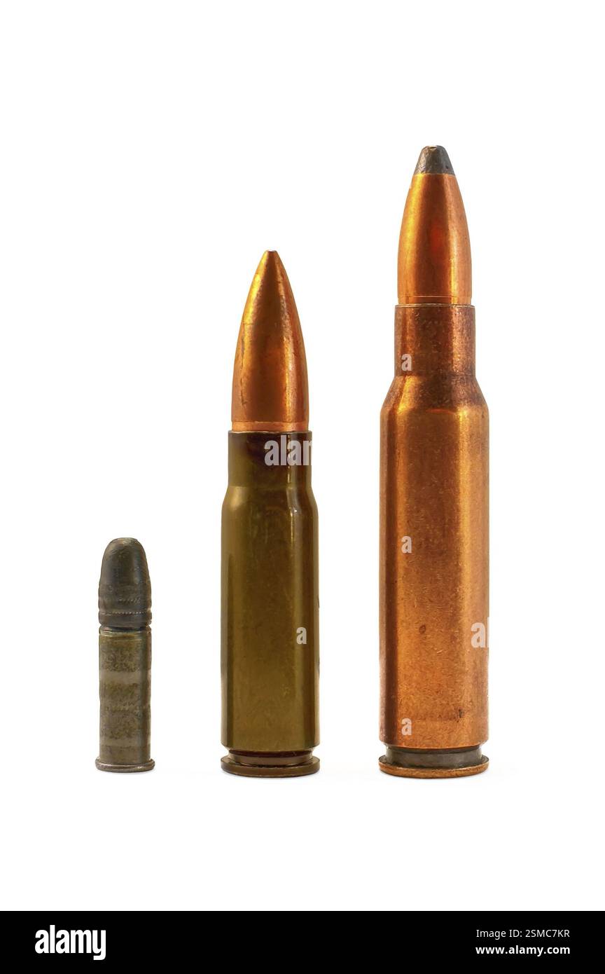 Deux cartouches de l'armes automatiques et une pour les petits calibre carabine isolé sur fond blanc Banque D'Images